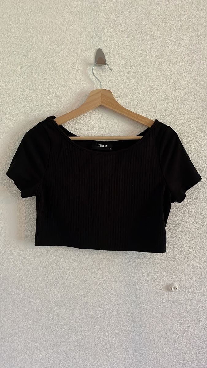 Top: Crop Top Noir – Usato da Martigny venduto da mar_p55z