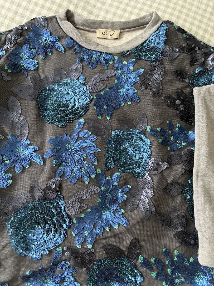Maglioni & Felpe: Grey Sweatshirt with Blue Sequin Flowers - Size Medium – Usato da Zürich venduto da Sonikasantos