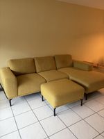 Gelbes Sofa inkl. Höcker