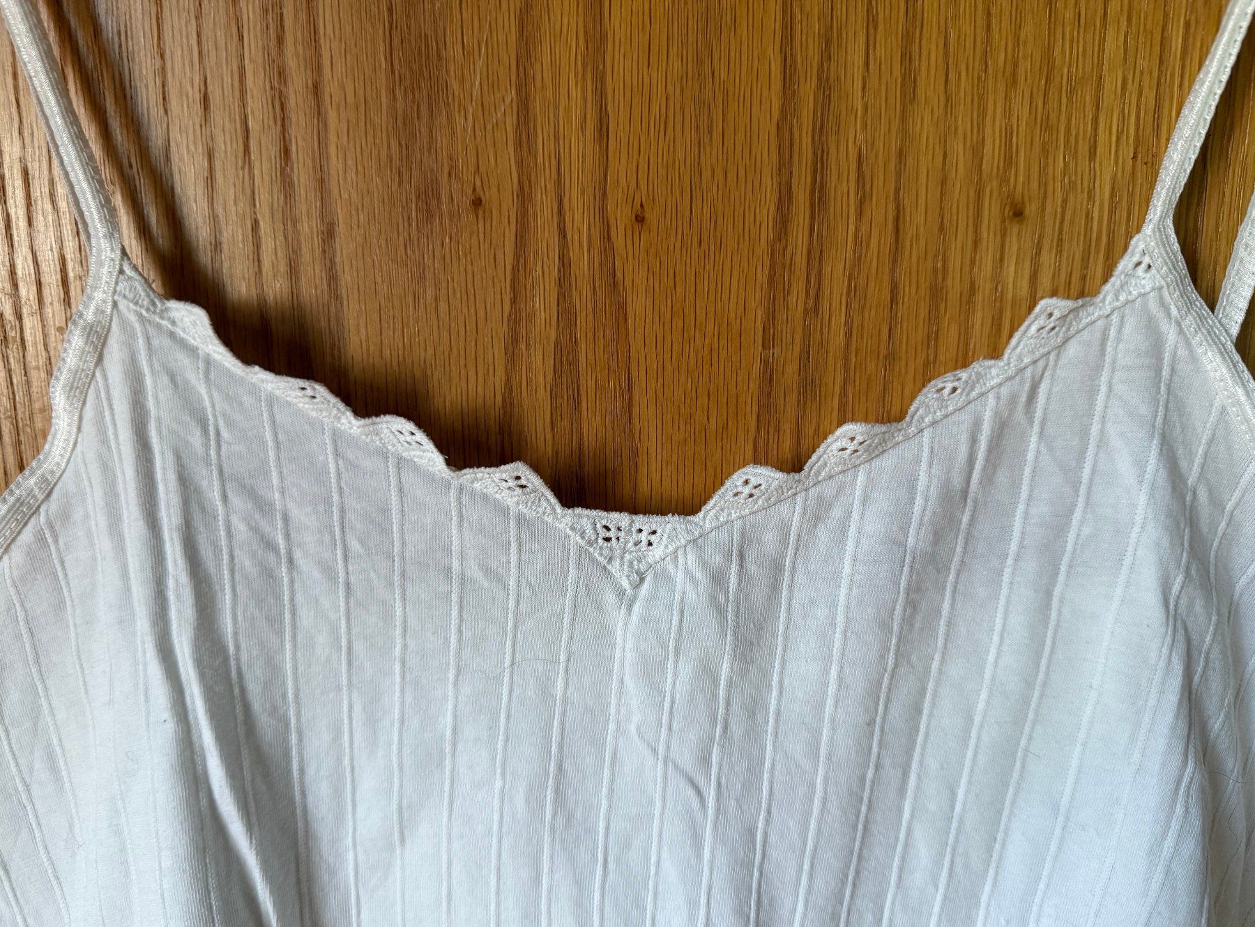 Top: Weisses Baumwoll-Hemdchen mit feiner Spitze, weiss – Usato da Zäziwil venduto da kreative-ideen 2