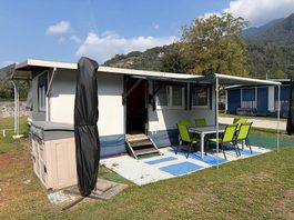 Wohnwagen mit Vorbau im Tessin; Camping Paradiso Melano
