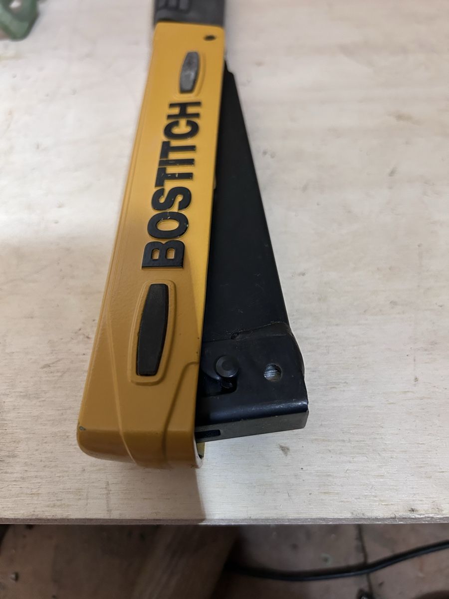 Bostitch Tous les outils: Agrafeuse Bostitch jaune  – D'occasion à zürich par pauloreal 3