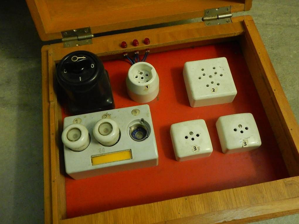 Casse di trasporto: Holzkiste mit Stromerzeug "cinema supply" – Usato da Hinterkappelen venduto da atomschnee