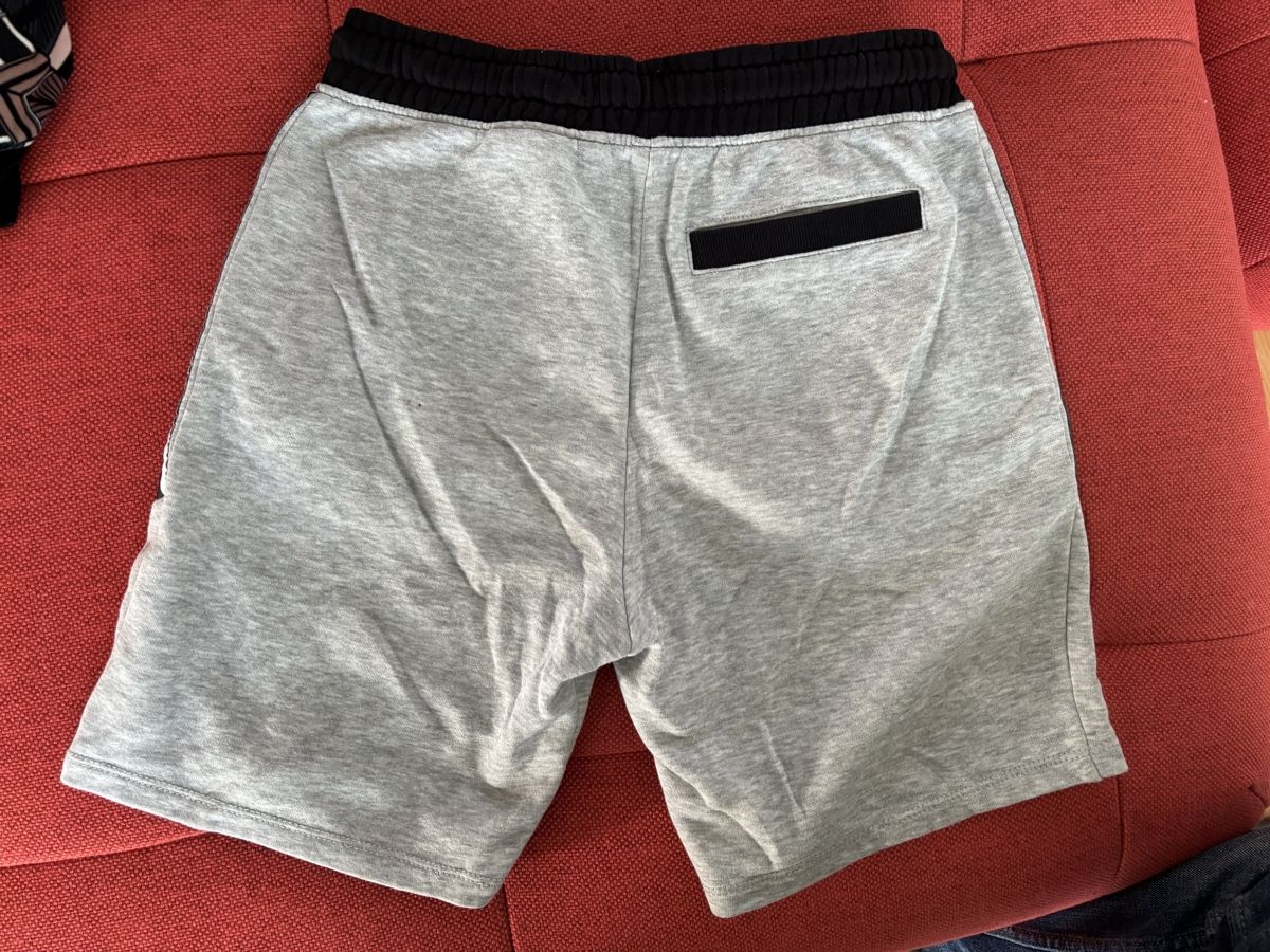 H&M Pantaloni: Short H&M gris clair taille 152 – Usato da Sion venduto da tchana77 1