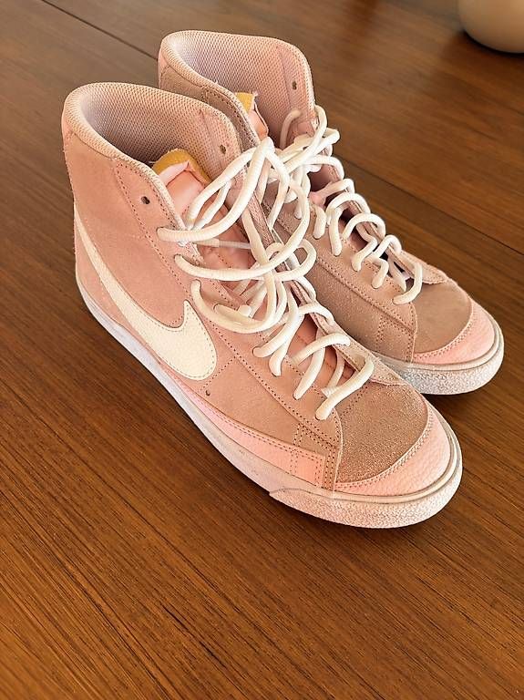Chaussures femmes: Baskets montantes Nike rose. – D'occasion à Chardonne par any_yq5q