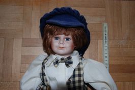 Porzellanpuppe Junge – ca. 45 cm – gepflegt, mit Kleidung