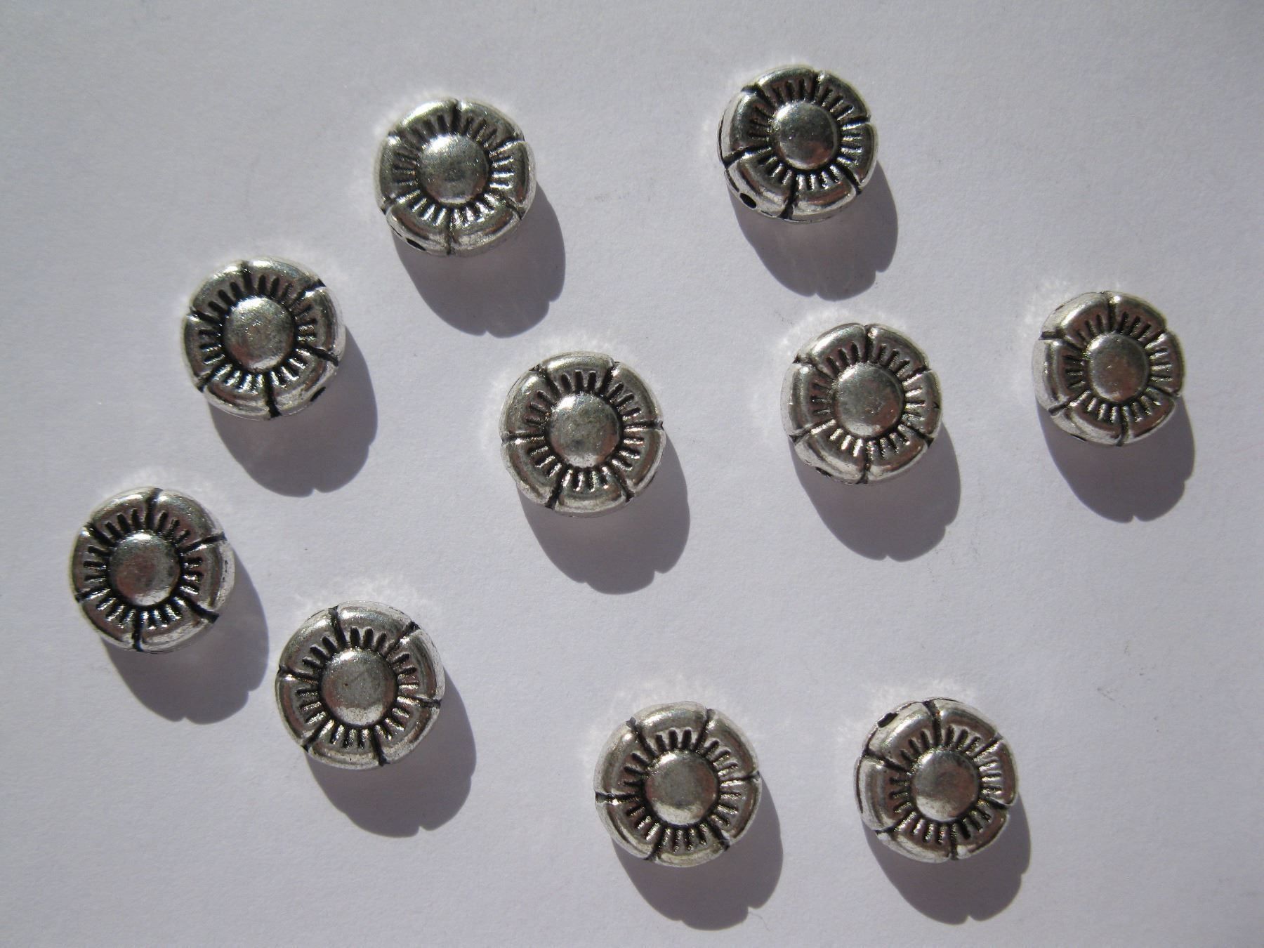 Perlen (unechte): 10 Metallperlen Blume 10x4mm – Neu und originalverpackt aus St. Margarethen TG von LuanaKa 1