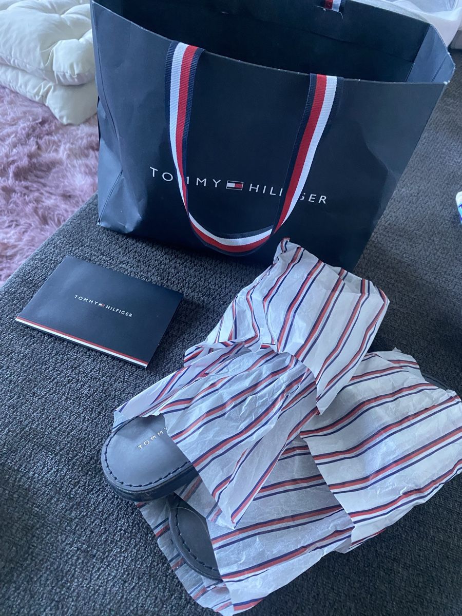 Tommy Hilfiger Scarpe da donna: Tommy Hilfiger flat slip sandals  – Nuovo (secondo la descrizione) da Zug venduto da kse_w9mn 3