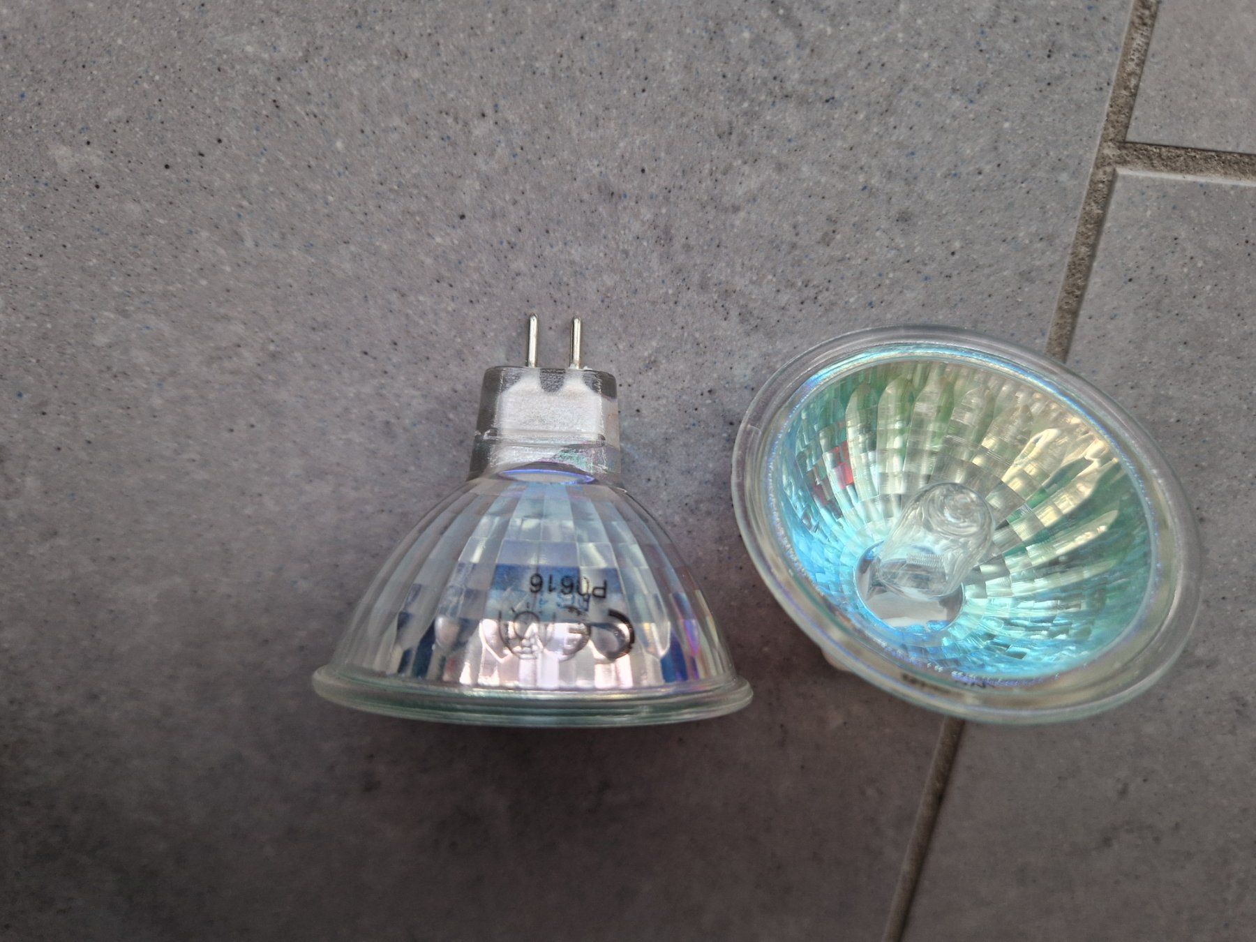Lampade: 2x MEROX Halogenlampen 35W – Nuovo (secondo la descrizione) da Wilen b. Wollerau venduto da kaefer88 2