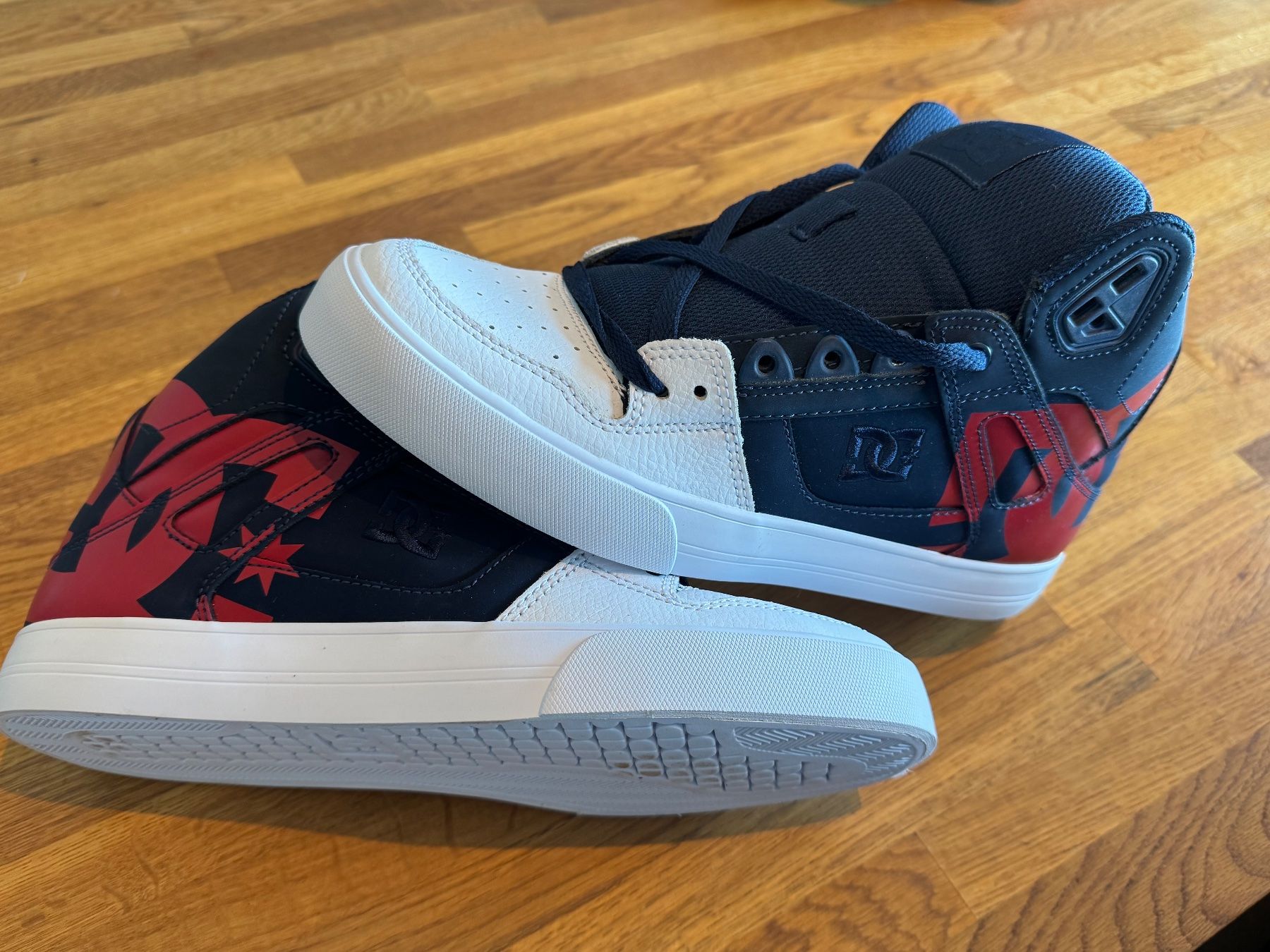 DC shoes Chaussures hommes: DC SHOES 43 – Neuf (Voir description) à Corcelles-Concise par zulu03