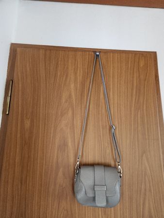 Sac à bandoulière en cuir gris, parfait pour l'été!