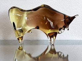 Stier aus Glas - schwere handgearbeitete Kunstglas-Skulptur