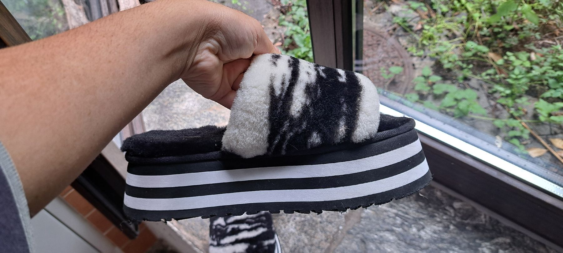 Ugg Damenschuhe: UGG Disco Marble Slide Black – Gebraucht aus Ponte Capriasca von mar_wh9m 3