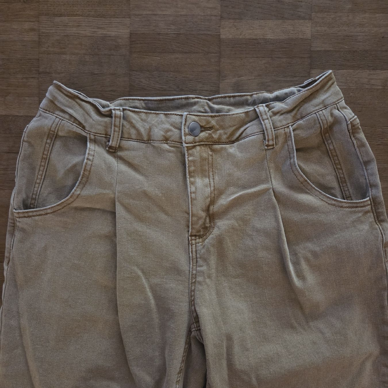 Jeans: Chino Jeans mit Bundfalte Gr.L ocker – Usato da Näfels venduto da CH.Kchlineknopf 1