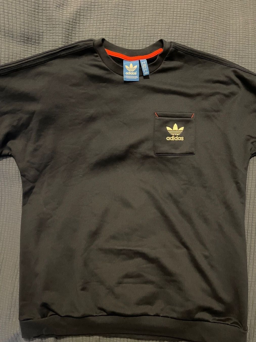 Adidas Pullover & Sweatshirts: Adidas Sweater Dunkelblau L Neu – Neu und originalverpackt aus Küsnacht ZH von LuxuryBroker