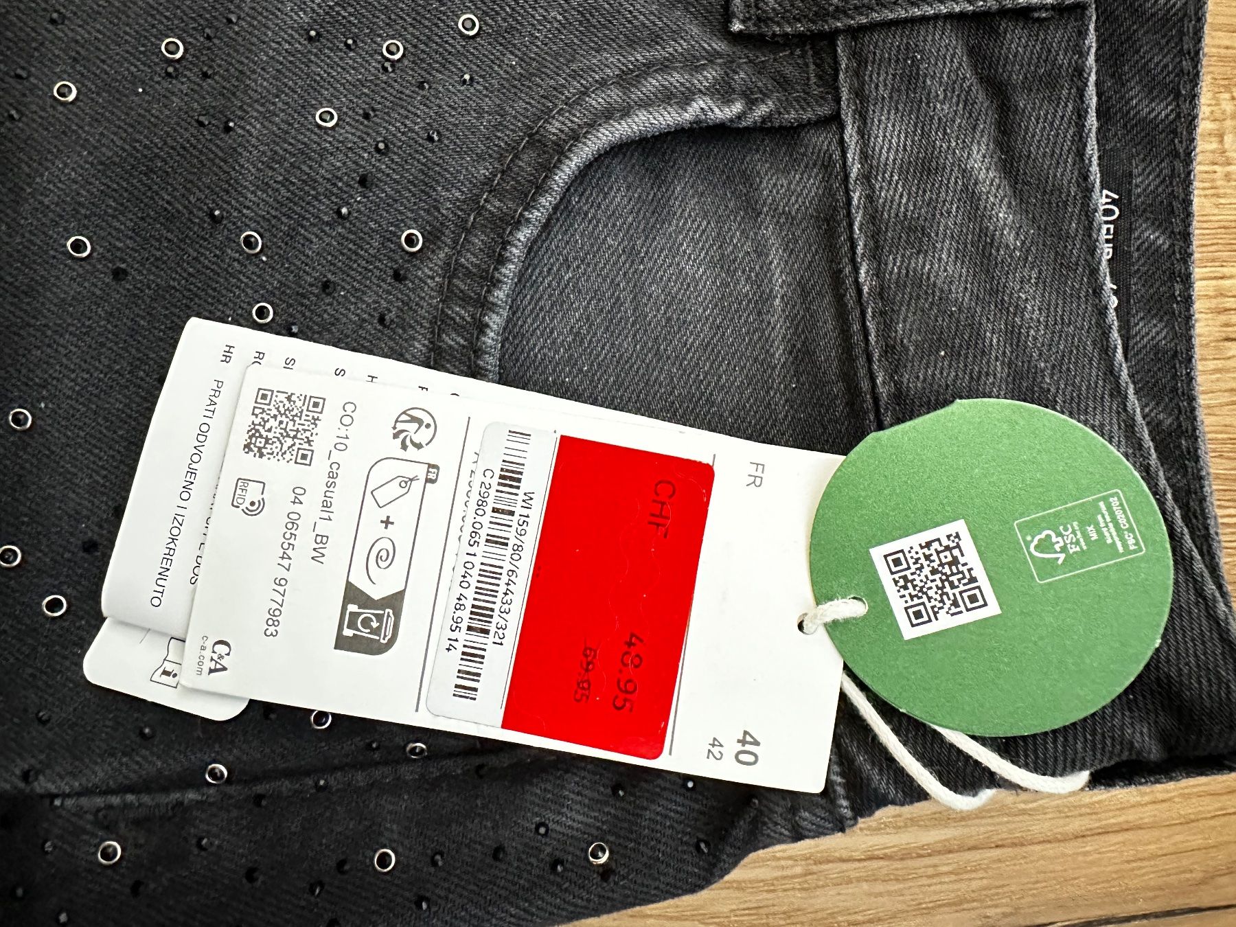 C&A Jeans: Straight Jeans mit Strasssteinen Neu – Neu (gemäss Beschreibung) aus Visp von inf_7cg2 3