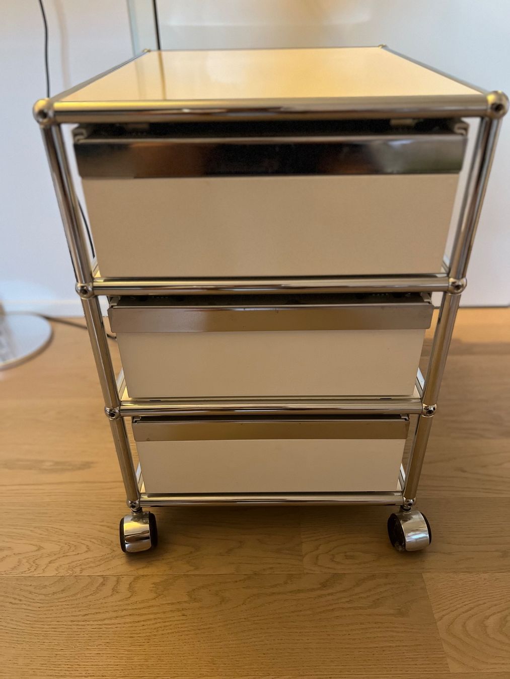 USM Eléments de bureau: Rollcontainer USM Haller mit 3 Schubladen in Weiss – D'occasion à Winterthur par mic_l98y 2
