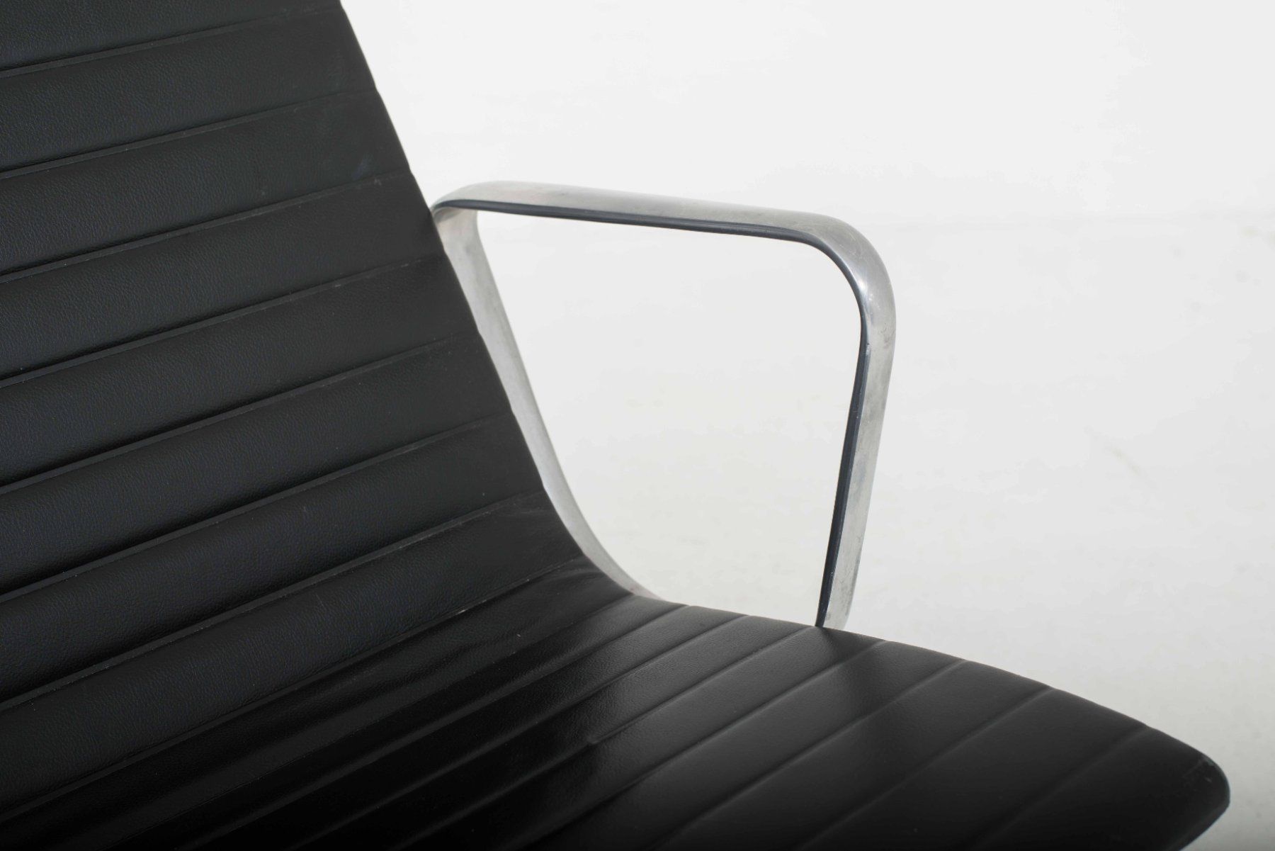 Vitra Poltrone: Vitra EA 115 Designer Sessel- Charles & Ray Eames in Leder – Usato da Zürich venduto da STUZH38 5