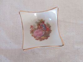 Kleine Schmuckschale mit Goldrand und Liebespaar Motiv
