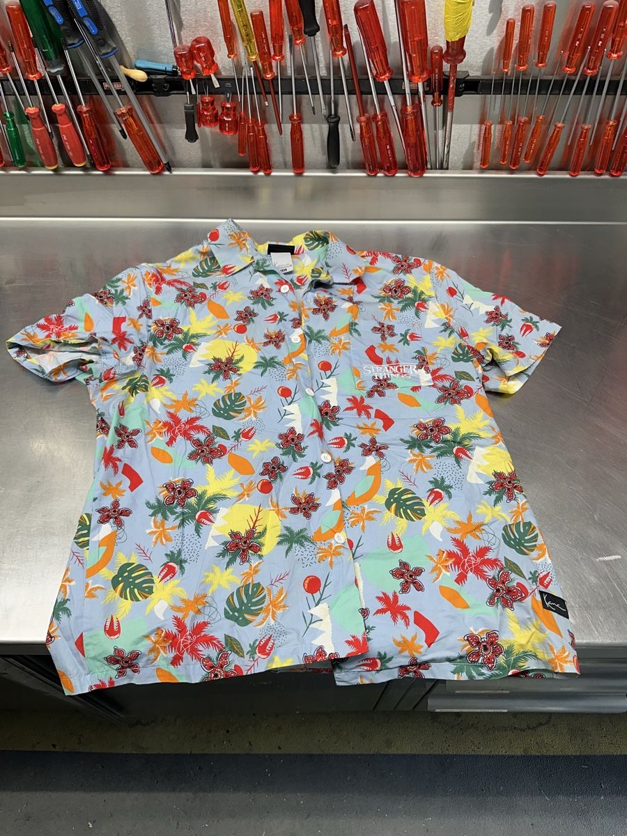 T-shirt: Sehr coole Stranger Things Hawaii – Usato da Schwende venduto da weesli