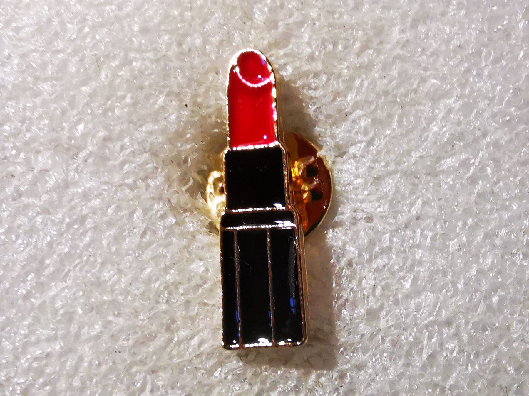 Placchette & Badge: Ansteckpin 100: Lippenstift – Usato da Oppligen venduto da Pin-Fall-Shop