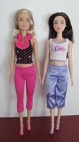 Zwei Barbies mit Top und Hose