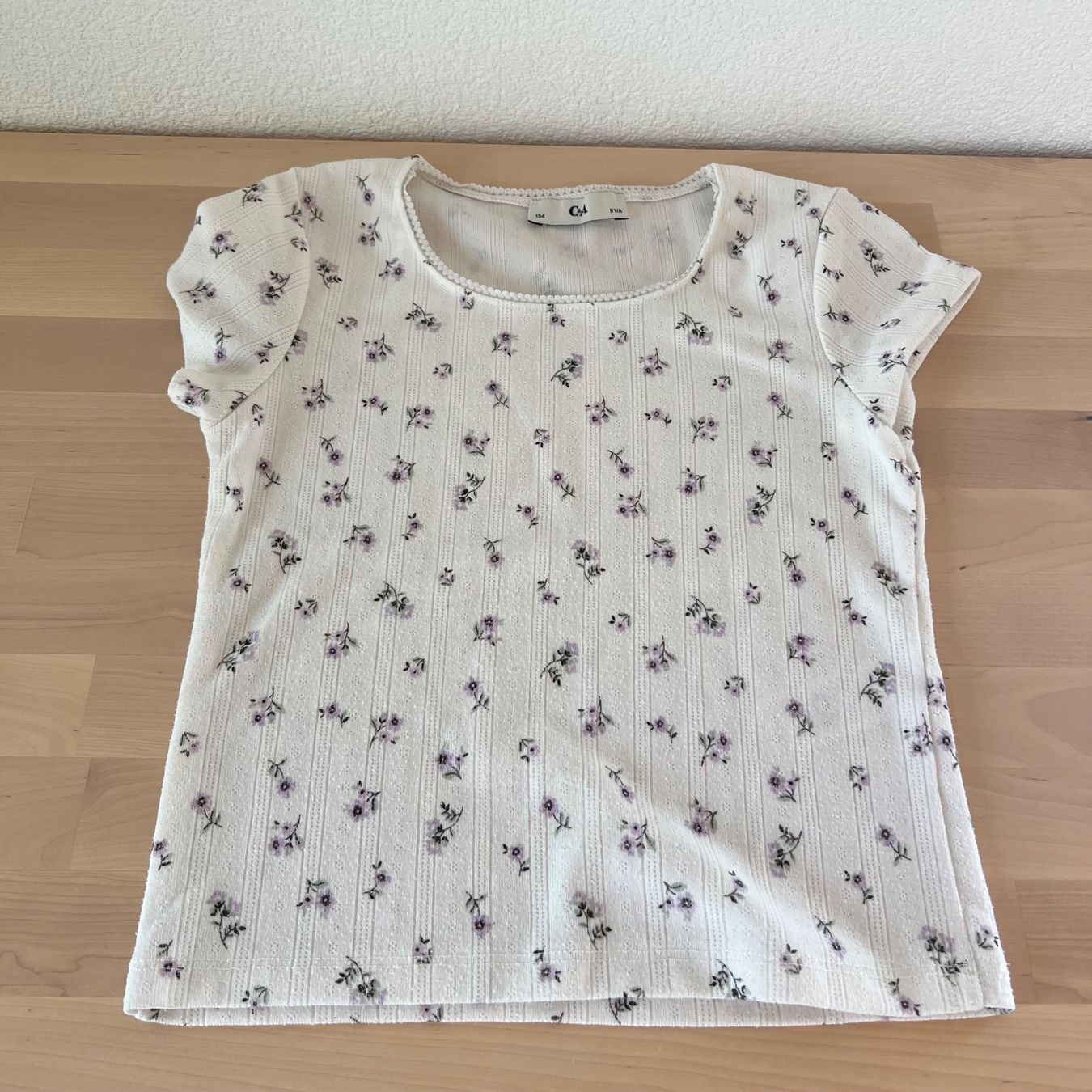 C&A Blusen, T-Shirts & Tops: C&A T-shirt Kinder Gr. 134 mit Blumenmuster – Gebraucht aus Steinmaur von HenSaa