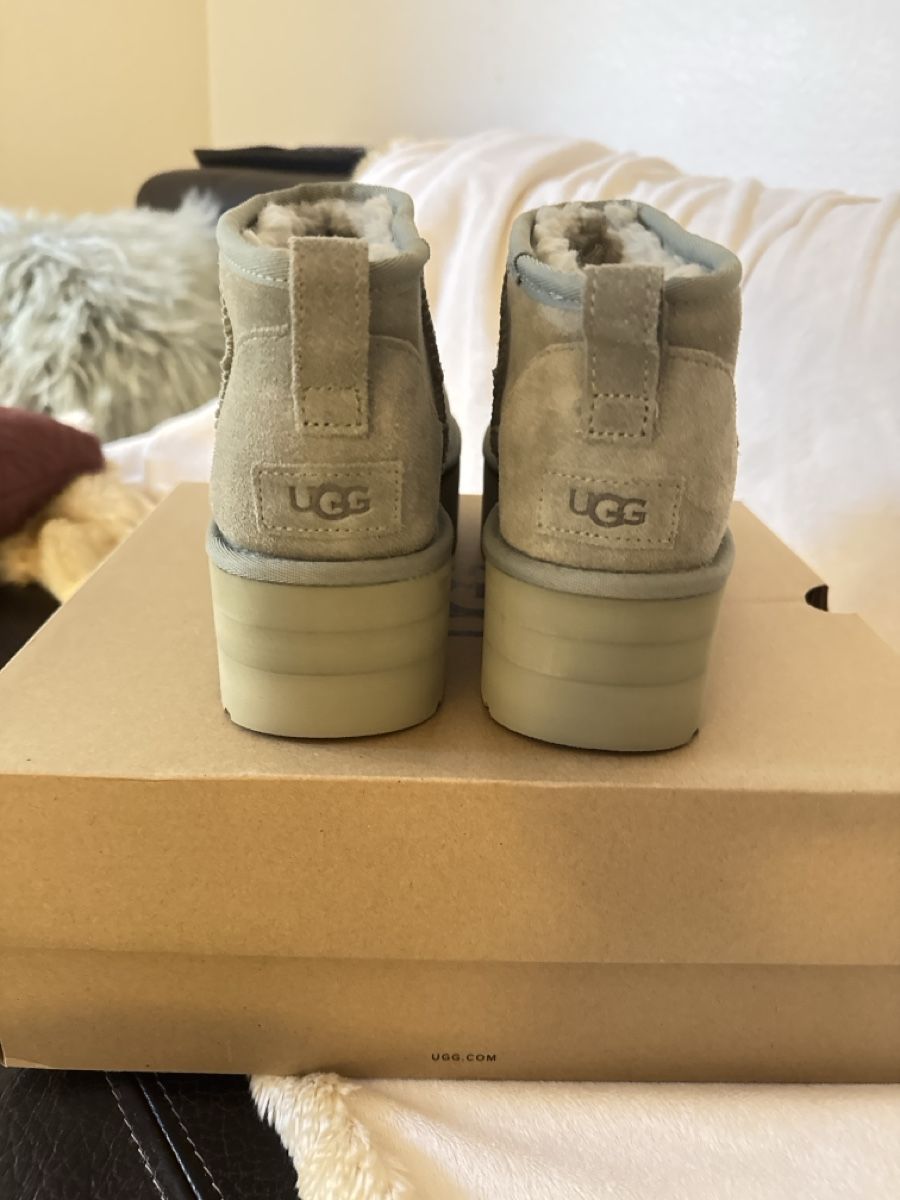 Ugg Chaussures femmes: UGG Ultra Mini Platform Boots Olive Like New – D'occasion à Birsfelden par Maranata3 2