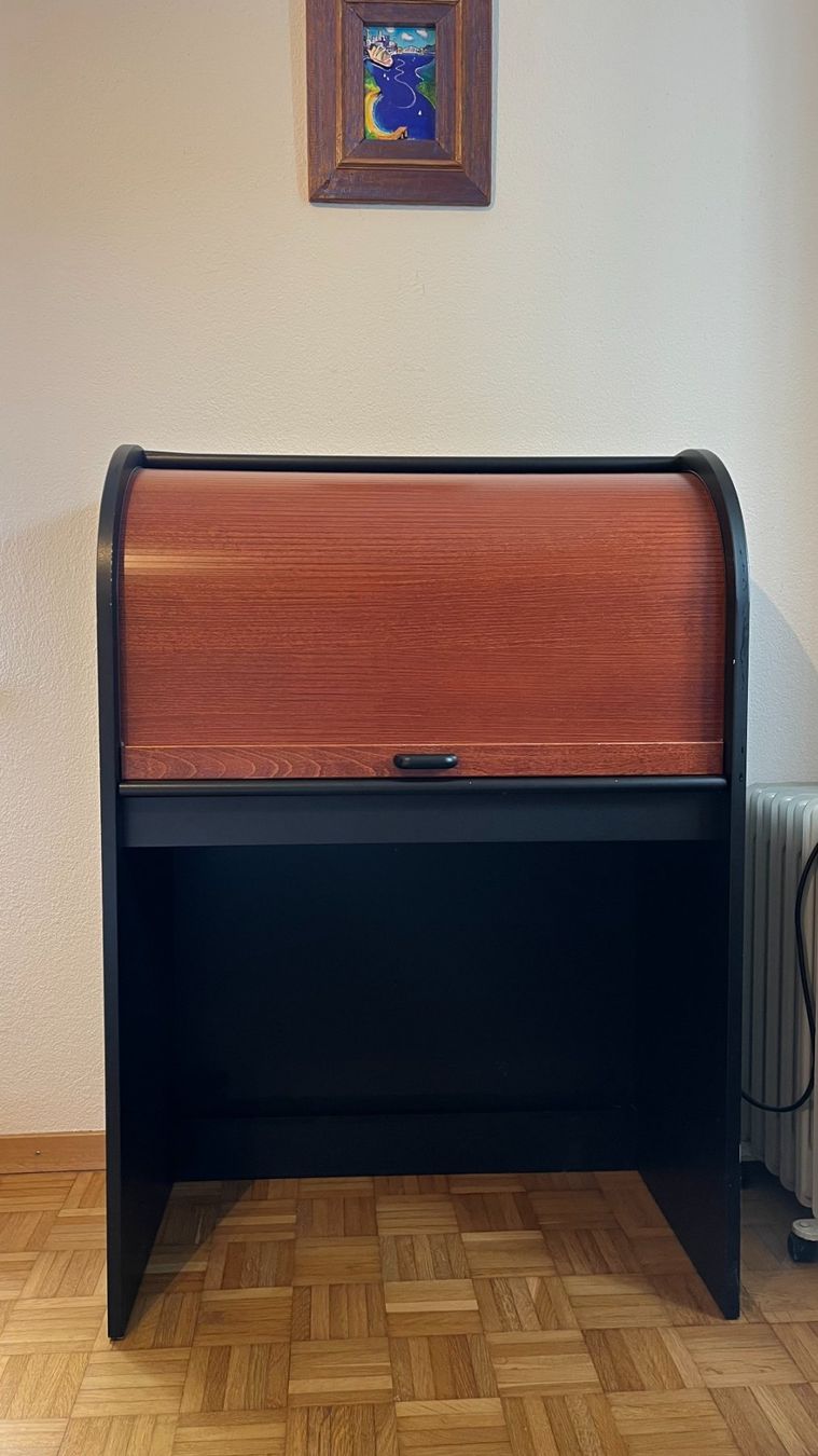 Scrivanie: Kompakter Schreibtisch mit Rollladen, Schwarz/Holz – Usato da Küsnacht ZH venduto da Floor1an