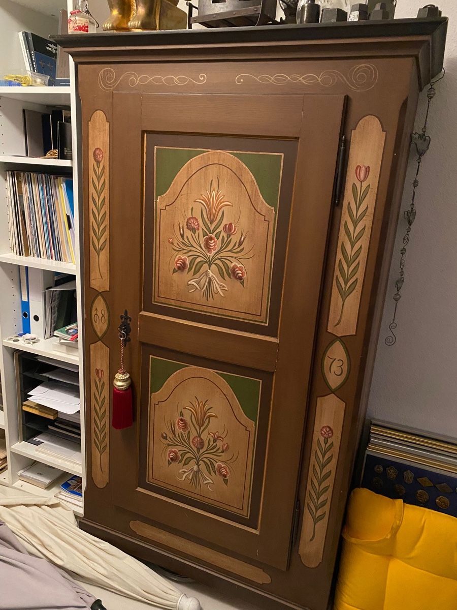 Schränke: Antiker Bauernschrank – Gebraucht aus Kriens von Renggi70