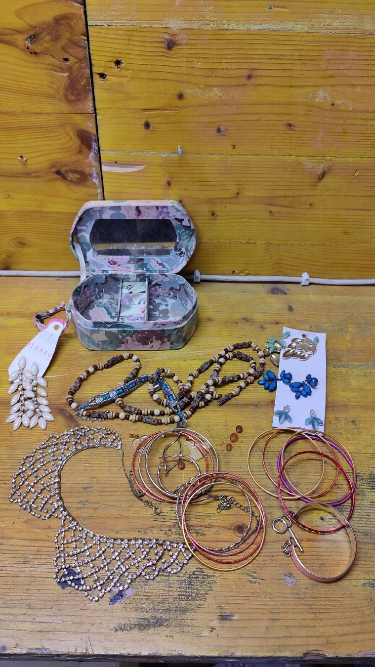 Sonstiger Schmuck: Modeschmuck mit Schatulle (L4) – Gebraucht aus Aarau von bro_9zsg