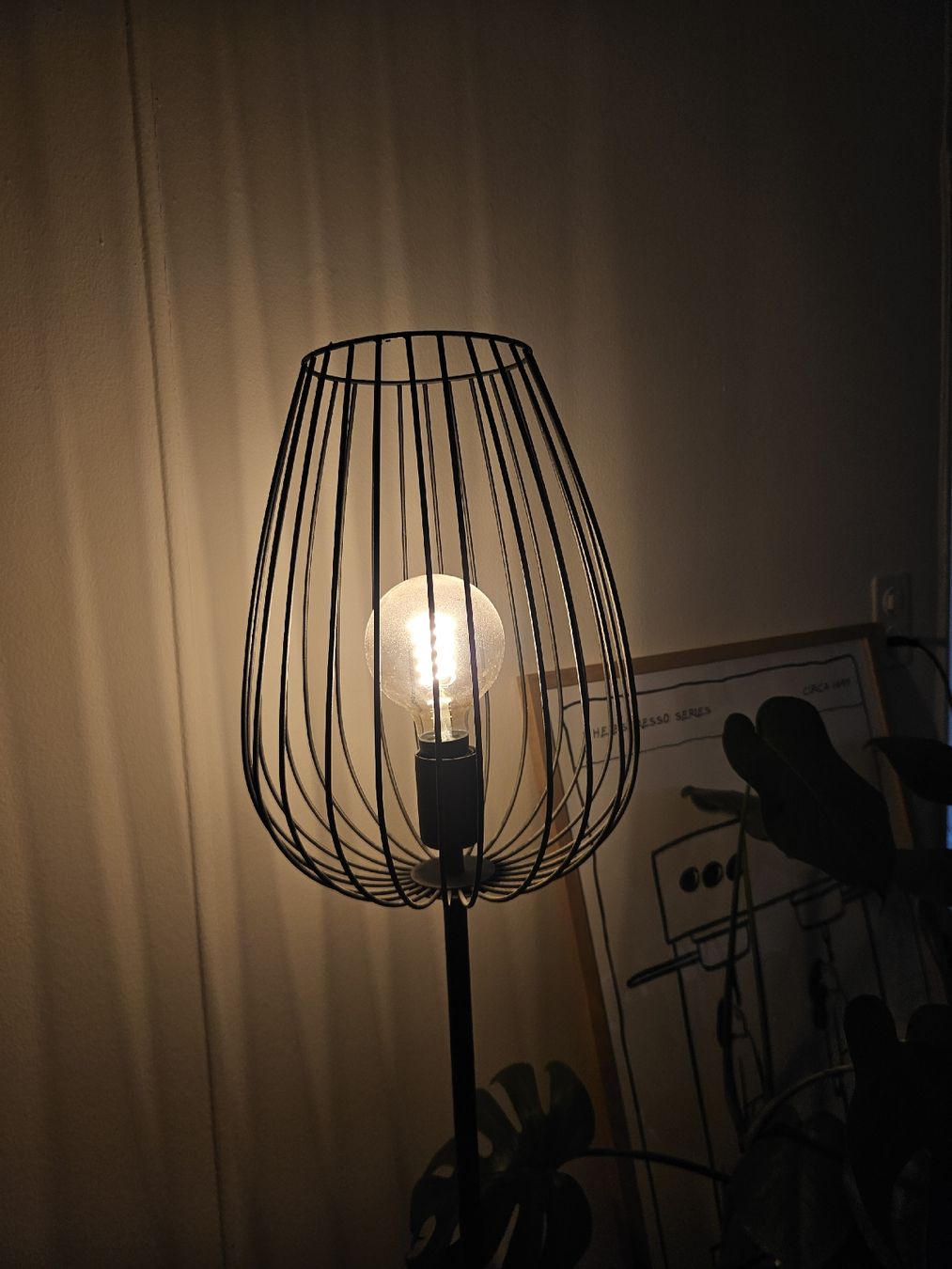Lampade: Stehlampe Drahtgestell schwarz mit Glühbirne – Usato da Zürich venduto da jan_7sr2 2