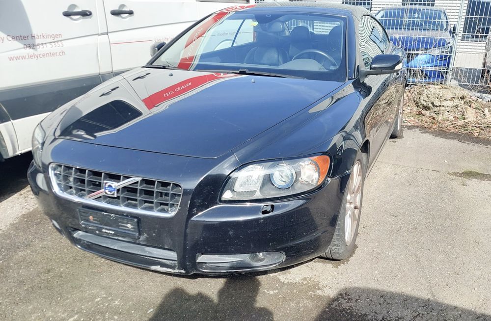 Volvo c70 2.4 benzin, Beim Laufen tritt Öl aus.