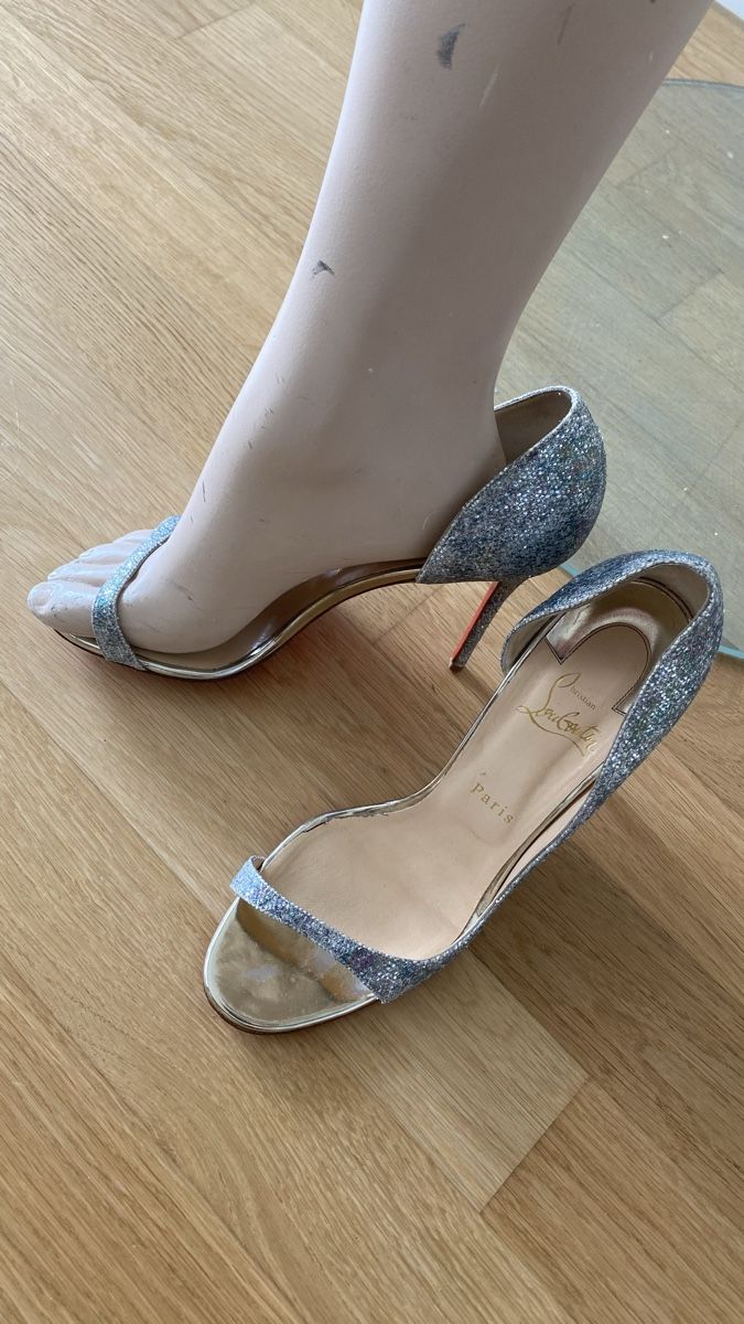 Christian Louboutin Scarpe da donna: CHRISTIAN LOUBOUTIN GLITTER SILVER PUMPS – Nuovo (secondo la descrizione) da Walchwil venduto da Finibaci 3
