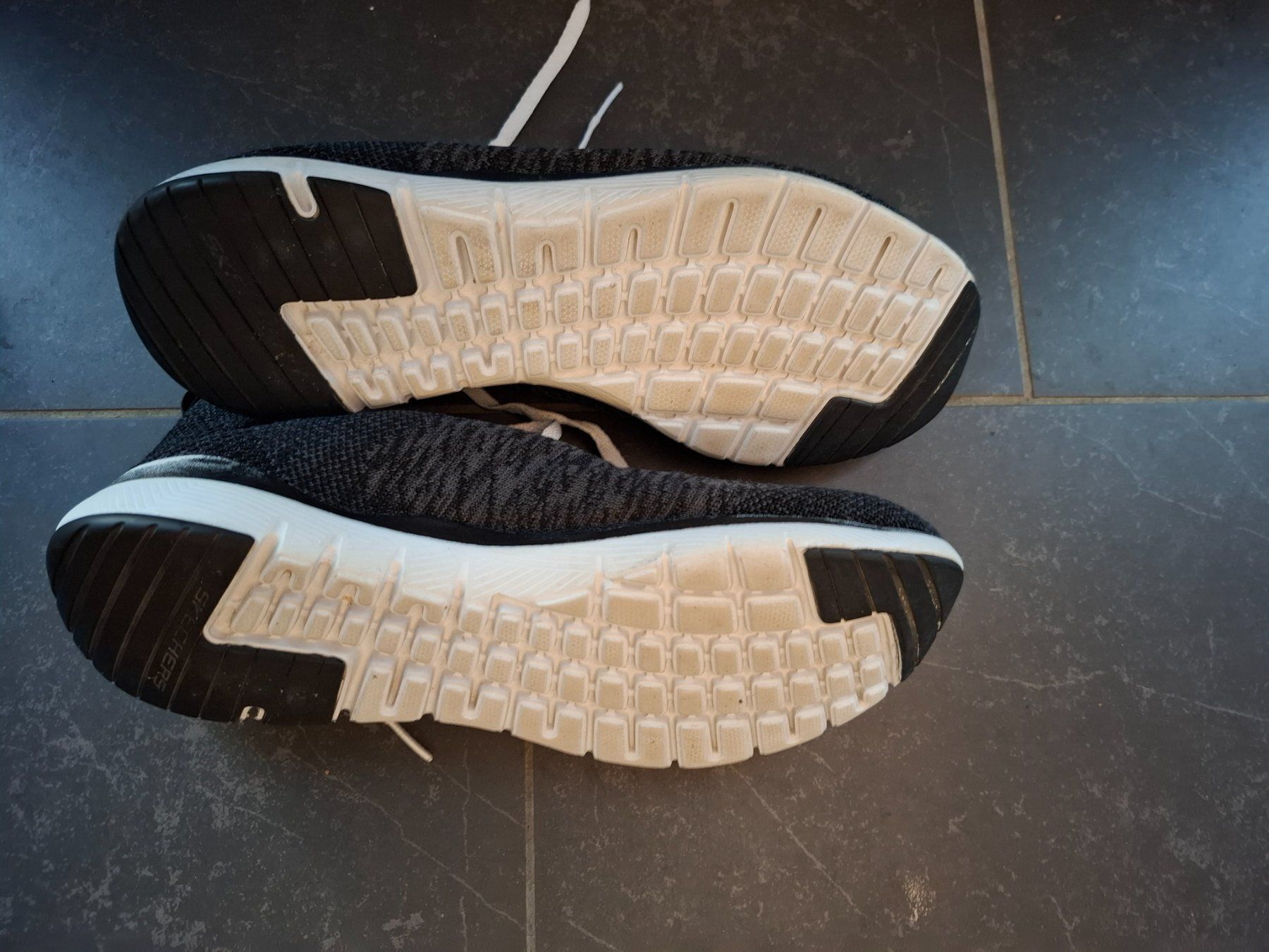 Damenschuhe: Skechers Sneaker Gr. 41 – Gebraucht aus Roggwil BE von Konda 2