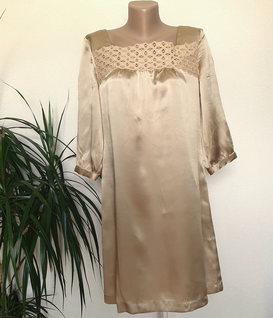 Robes: Robe en soie brodée beige – Neuve – Taille M – Neuf avec emballage d'origine à boudry par Let_20