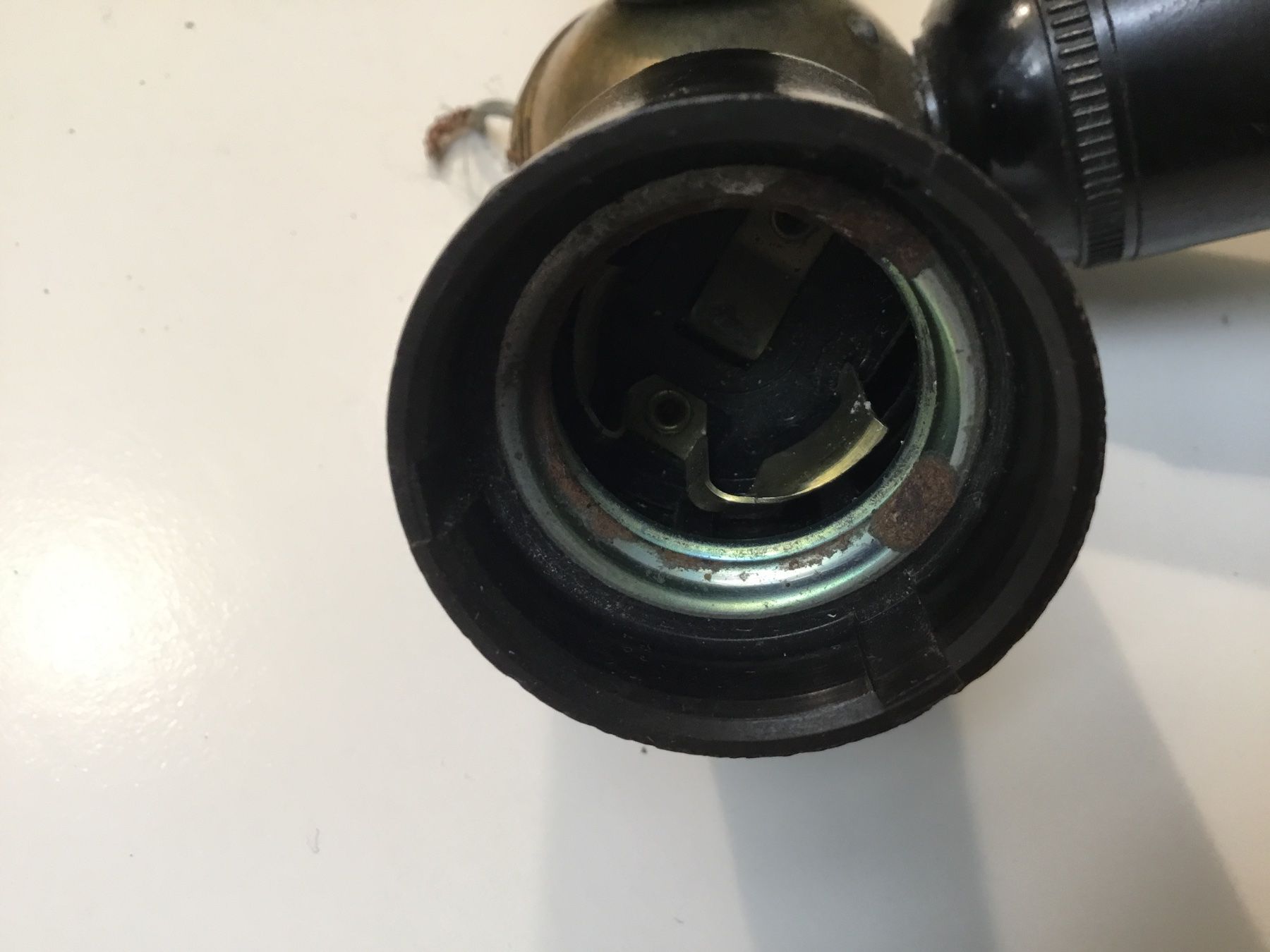 Lampade: Antike Lampe aus Bakelit und Messing – Usato da Kreuzlingen venduto da Schuggerman 4