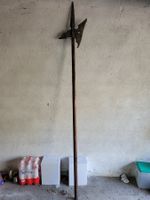 Historische Hellebarde mit Holzstiel, gebrauchter Zustand