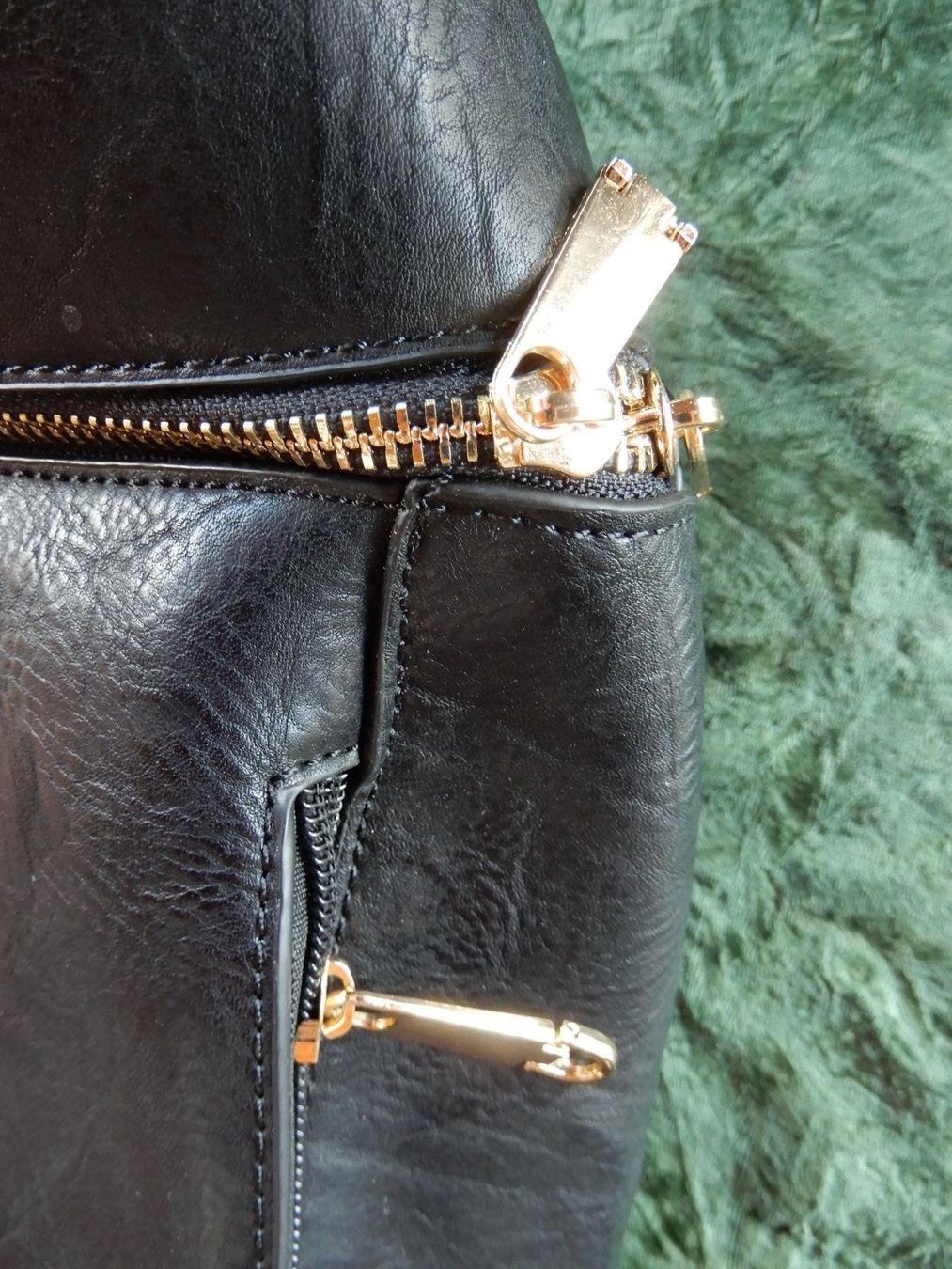 Zaini: KLEINER SCHWARZER RUCKSACK ( HANDTASCHE ) – Usato da Huttwil venduto da Kunterbuntli 1