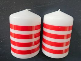 Zwei Stumpenkerzen weiss mit roten Streifen
