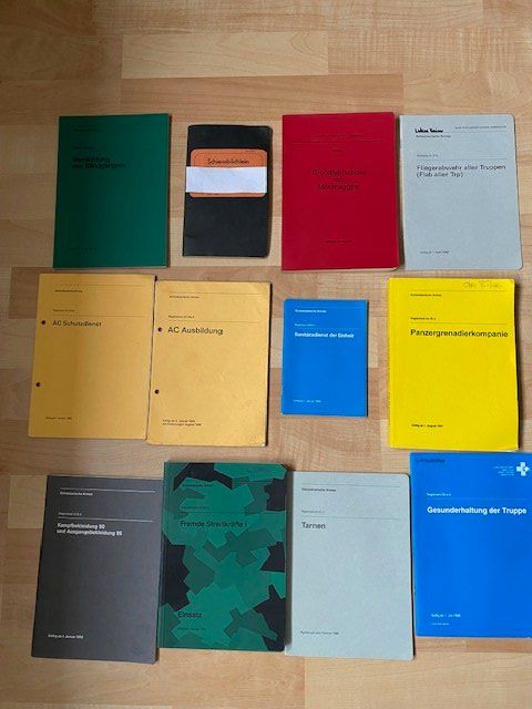 Bücher: LOT REGLEMENTE UND SCHIESSBÜCHLEIN  CH ARMEE – Gebraucht aus Chur von silbermon