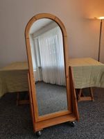 Grosser Vintage-Holzspiegel auf Rollen