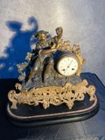Charmante pendule ancienne avec figurine vendangeur et to...