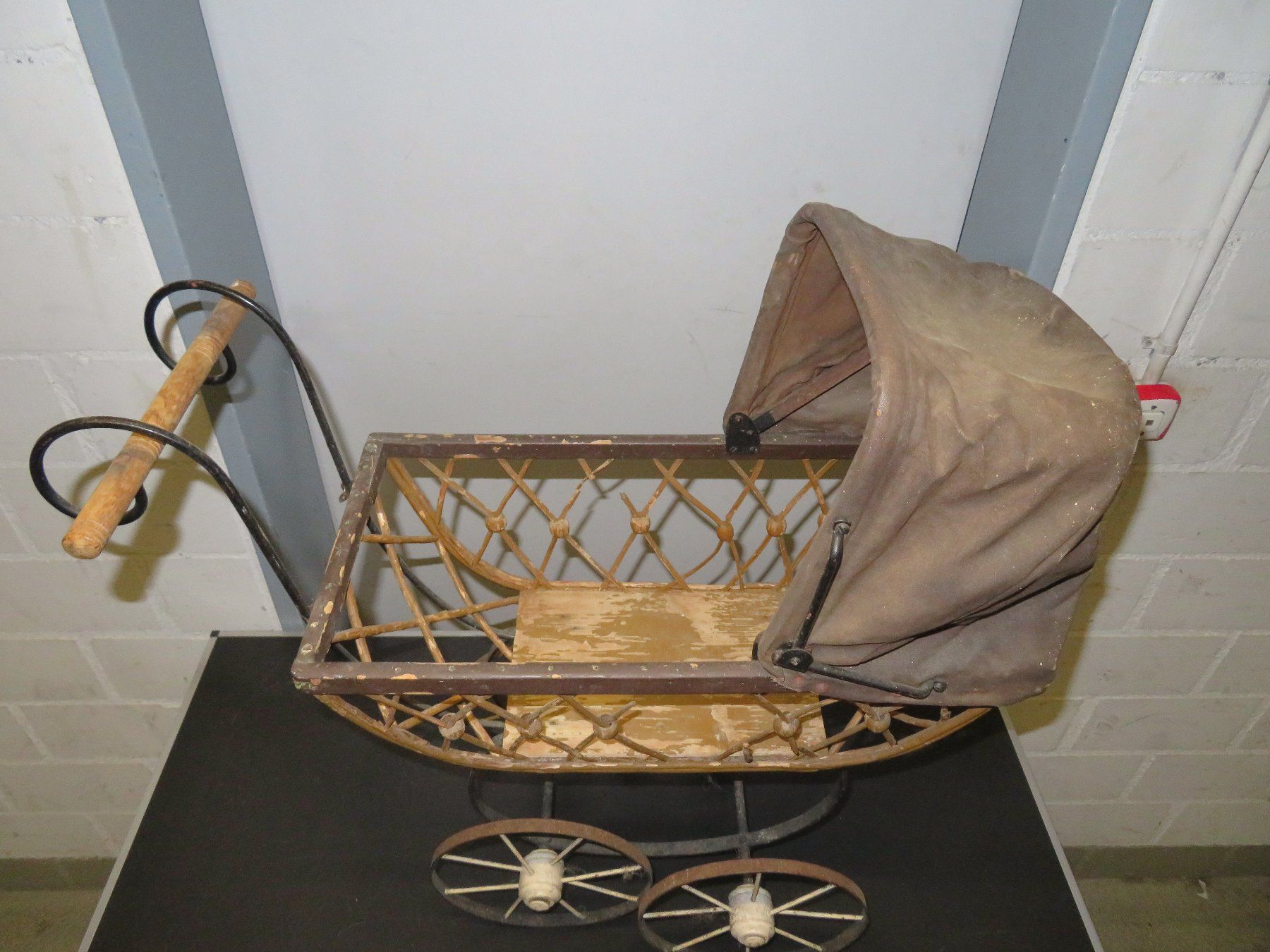 Puppenwagen: sehr alter Kinderwagen, deutlich vor 1900 – Gebraucht aus Zofingen von Schekke 3