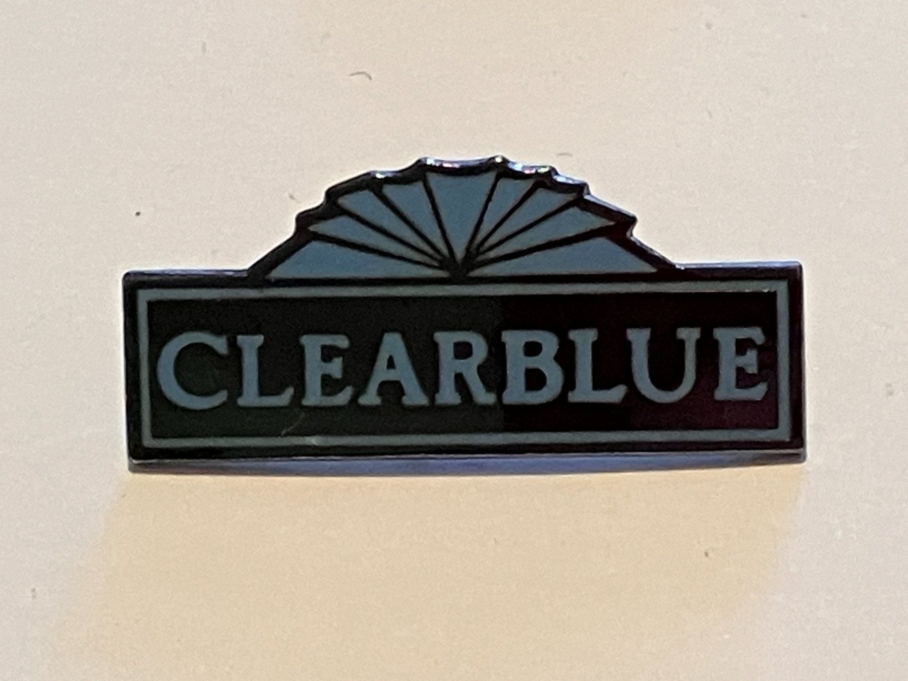 Placchette & Badge: 1 Pin Clearblue – Usato da Basel venduto da djwwpp
