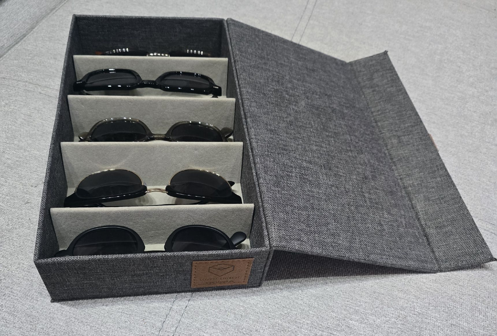 Brillen & Gläser: Sonnenbrillen Box Grau mit  6 Brillen – Gebraucht aus Ferden von Wunderfitz 2