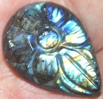 Cabochon L-1390 – Flash Labradorit mit Blume – 28x20mm