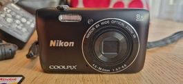 Nikon Coolpix A300 WiFi Digitalkamera mit viel Zubehör!