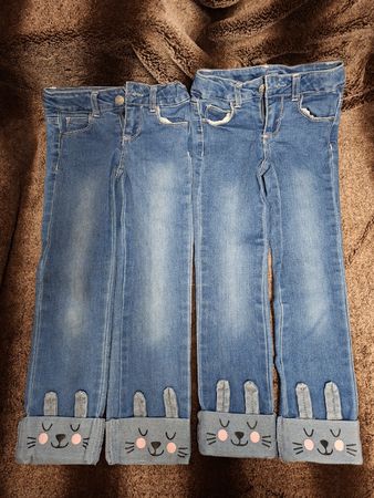 2x Gr 104 Migros Kids Jeans mit Haase für Zwillingsmädchen 