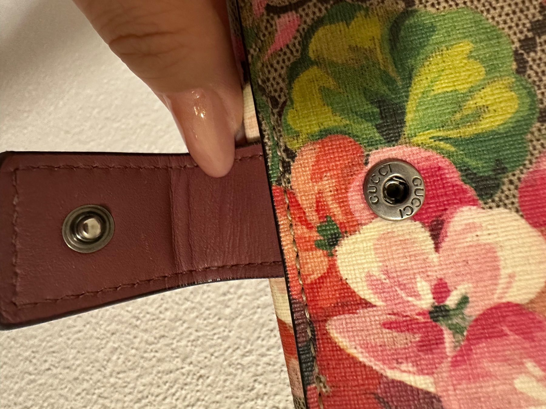 Gucci Portamonete: Gucci Portemonnaie mit Blumenmuster – Usato da Otelfingen venduto da Amanda.Z 7